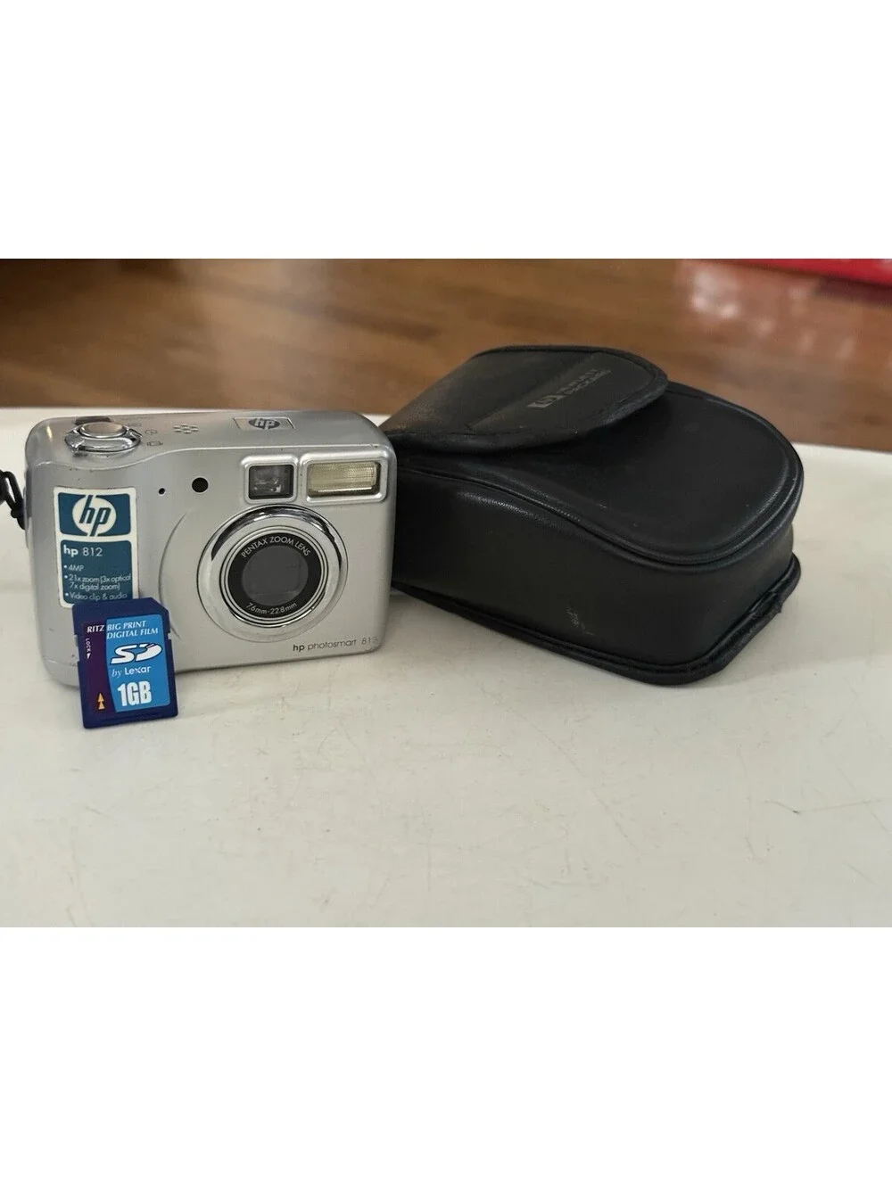 HP PhotoSmart 812, 4.0 MP Compact Digital Camera W/case, 1gb Memory Card , Works